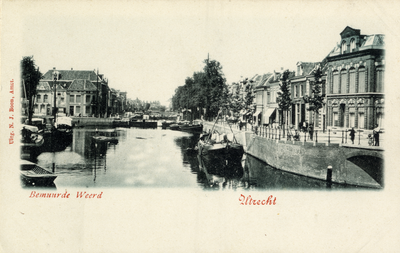 2060 Gezicht op de Stadsbuitengracht te Utrecht met rechts de Bemuurde Weerd O.Z.; op de achtergrond enkele huizen aan ...